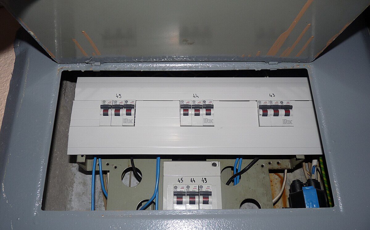 panel distribusi