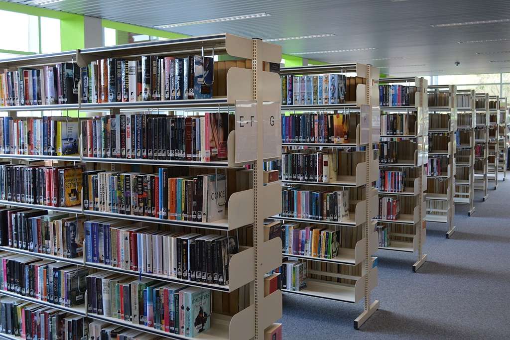 rak buku besi